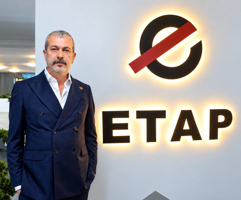 Yönetim Kurulu Başkanı Mehmet Hanifi Şahin, ETAP Gümrük ofisinde kurum logosunun önünde